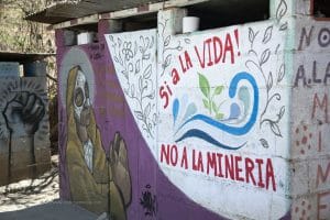 A mural stating "si a la vida. No a la muerta."
